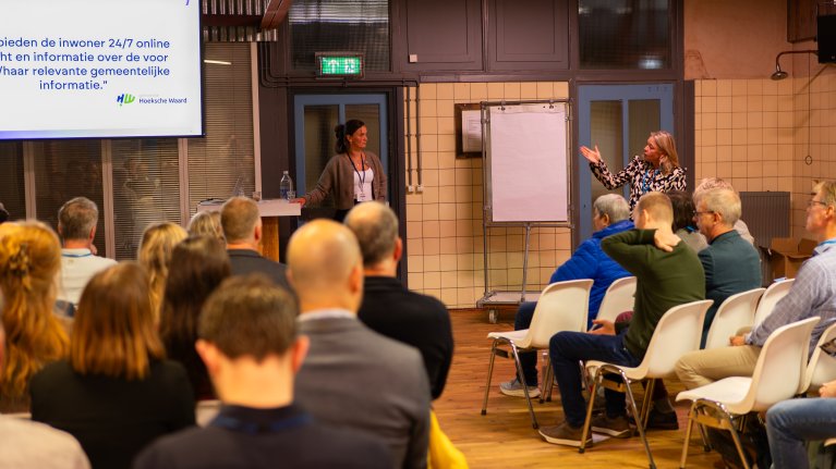 Laura en Monica tijdens presentatie