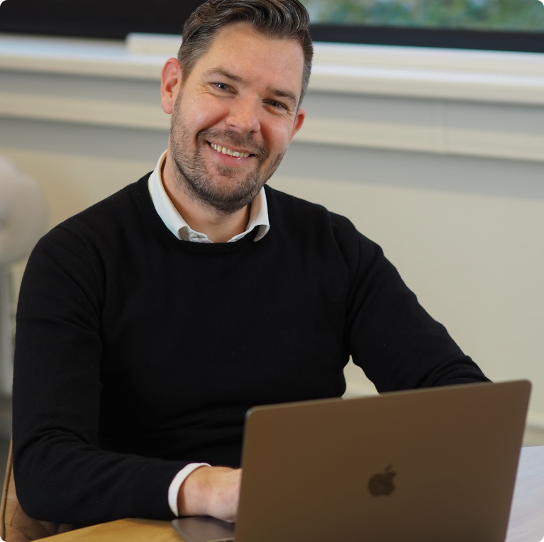 Robert achter Macbook