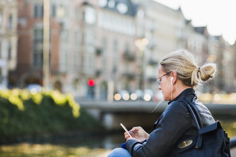 Vrouw kijkt naar haar telefoon