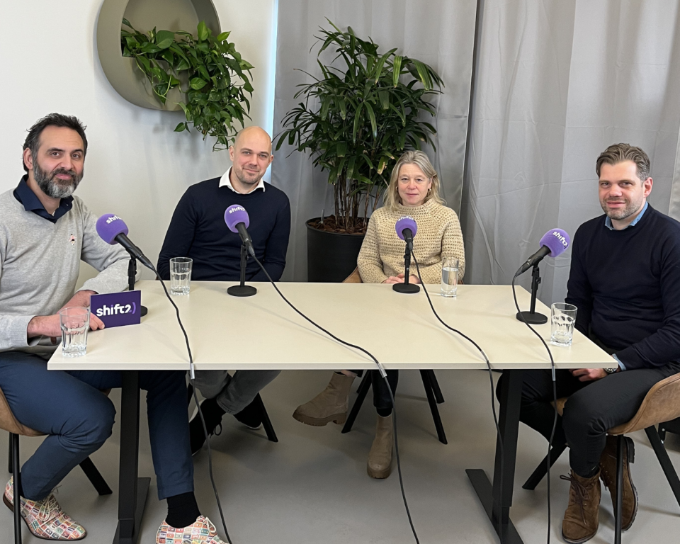 Pouyan, Martin, Monica en Mike tijdens een podcast opname