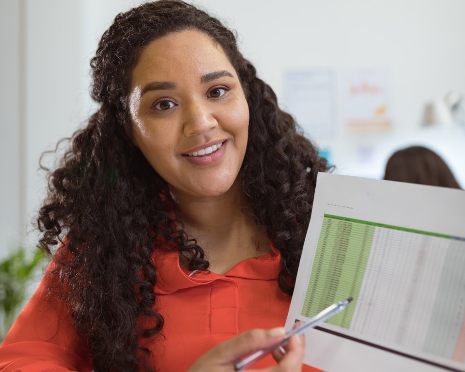 Vrouw met document in haar hand
