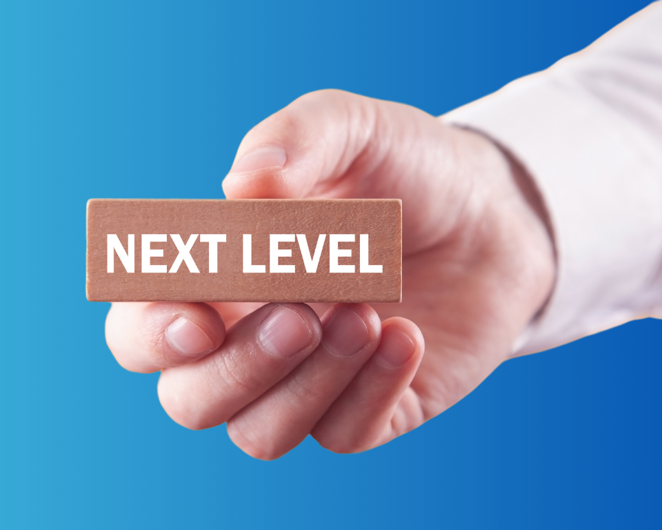 Hand houdt blokje vast met de tekst next level