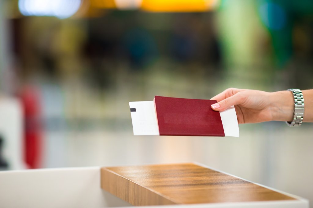 vrouwelijke hand paspoort verkiezingen