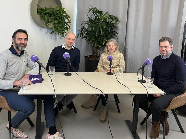 Pouyan, Martin, Monica en Mike tijdens een podcast opname