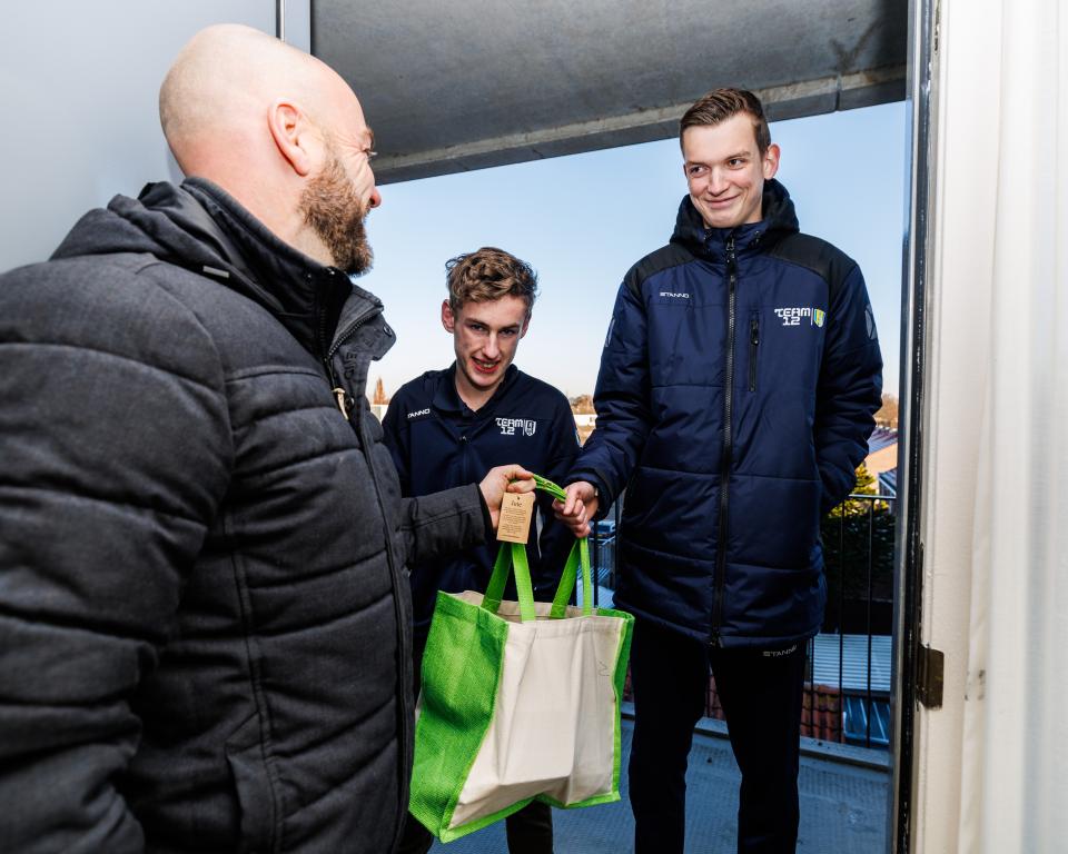 Koen en Jurre van Team 12 hielpen mee met het inpakken en bezorgen van de cadeaupakketten aan mensen met een PasWijzer.