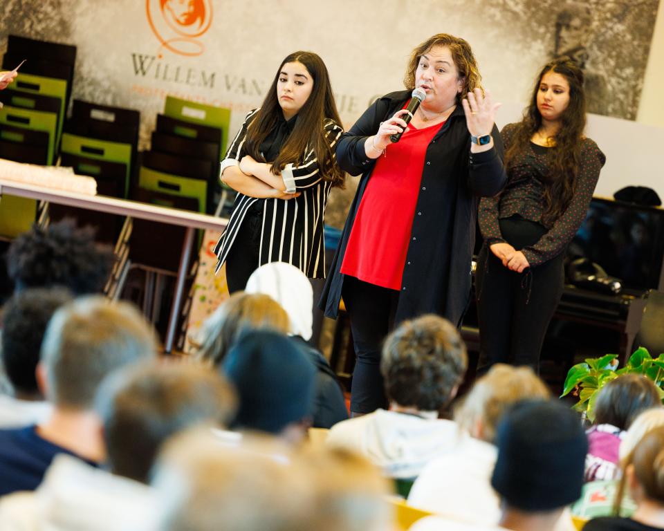 Wethouder Dilek Odabasi spreekt leerlingen en leraren toe tijdens de Dag van het Onderwijs 2022