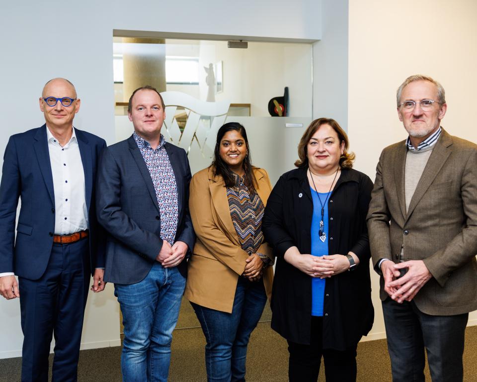 De bestuurders die de overeenkomst voor kindcentrum Landgoed Driessen hebben ondertekend.