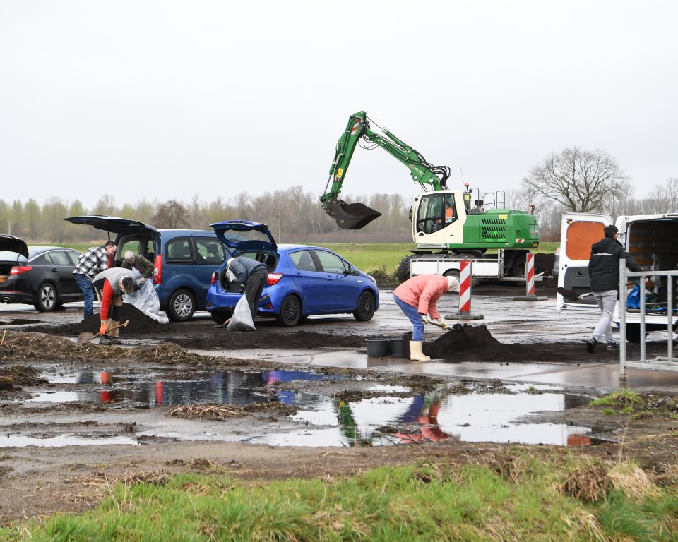 Inwoners kwamen bij de milieustraat in Sprang-Capelle tijdens Landelijke Compostdag 2023 hun gratis compost kwamen ophalen. Foto: Pix4Profs
