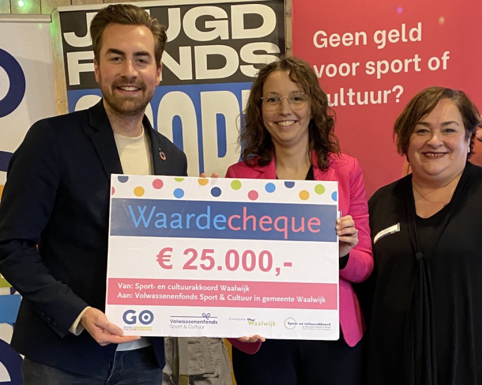 Wethouders Klerx en Odabasi overhandigen cheque van 25.000 euro voor het Volwassenenfonds Sport en Cultuur