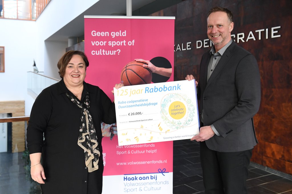 Rabobank-directeur van Rhee overhandigt cheque van 20.000 euro aan Wethouder Odabasi voor Volwassenenfonds