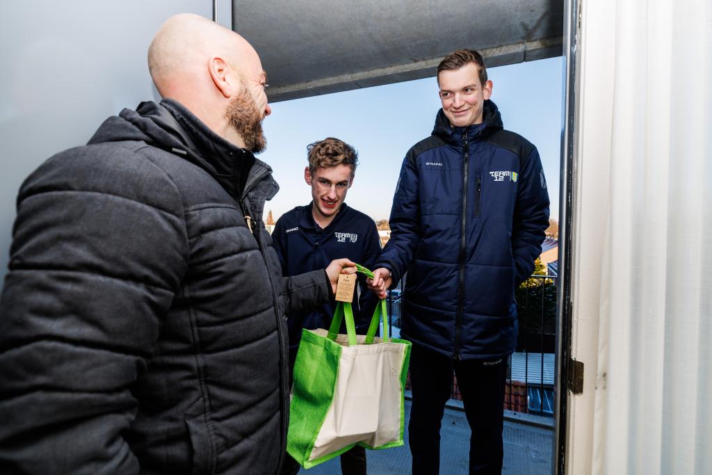 Koen en Jurre van Team 12 hielpen mee met het inpakken en bezorgen van de cadeaupakketten aan mensen met een PasWijzer.