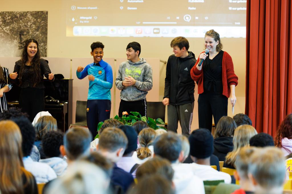 Leerlingen staan op het podium