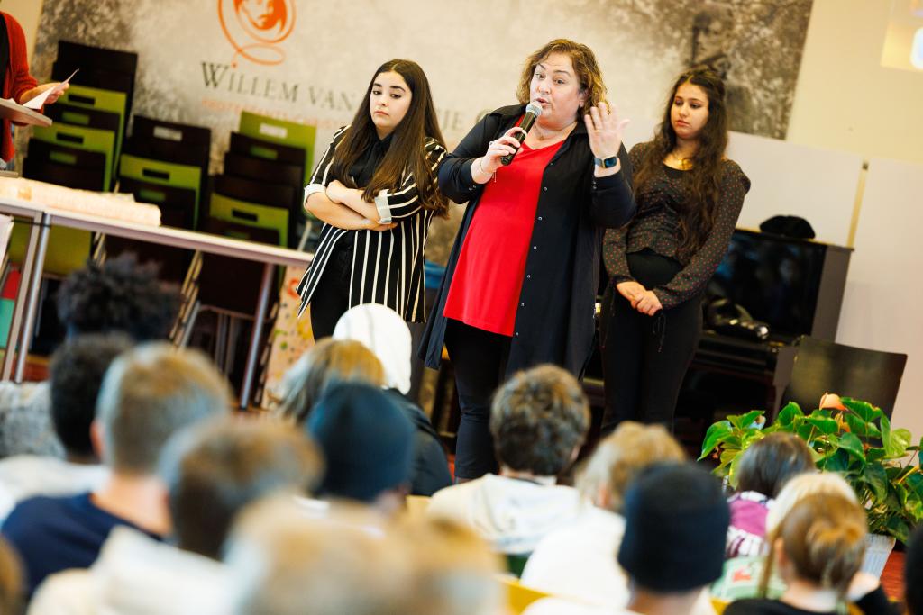 Wethouder Dilek Odabasi spreekt leerlingen en leraren toe tijdens de Dag van het Onderwijs 2022