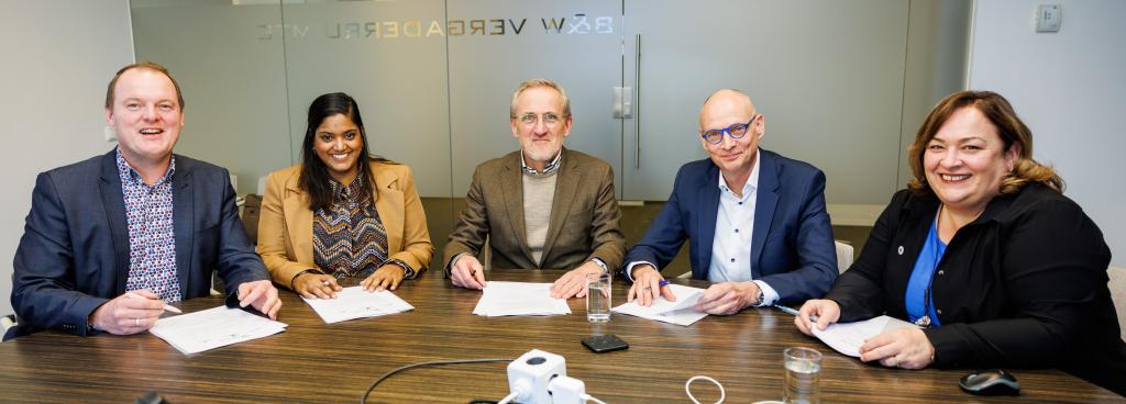 De bestuurders die de overeenkomst voor kindcentrum Landgoed Driessen hebben ondertekend.