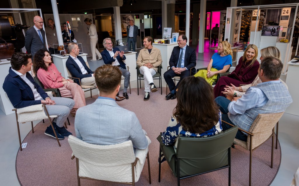 Koningin Máxima in gesprek met ondernemers uit Waalwijk en De Langstraat in het Schoenenkwartier