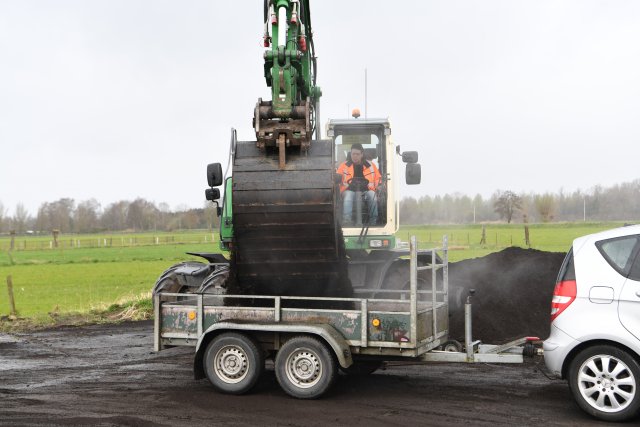 Compost wordt in een aanhangwagen geladen tijdens Landelijke Compostdag 2023