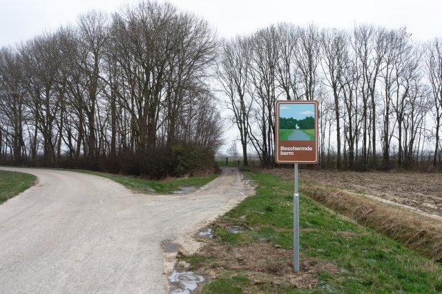 Het 'Beschermde berm'-bord bij de Nederveenweg