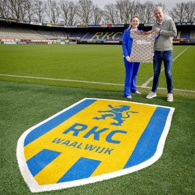 Burgemeester Sacha Ausems ontvangt het speciale RKC Waalwijk carnavalsshirt van RKC-directeur Willem van der Linden.