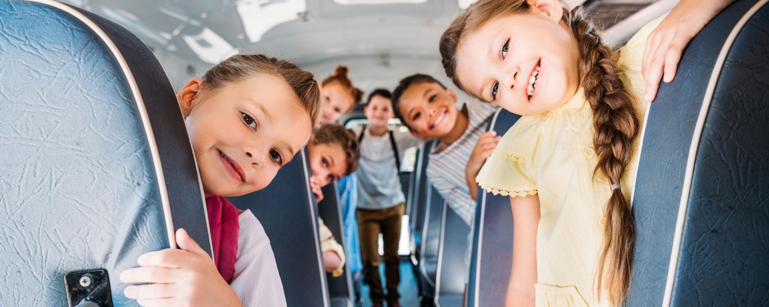 Groep jonge kinderen in een bus.