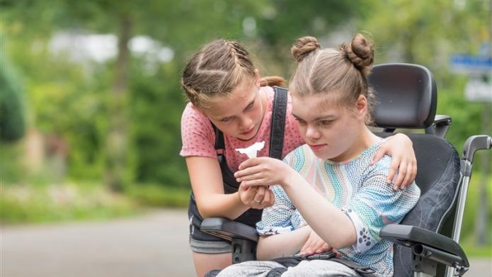 Jonge mantelzorger met jong gehandicapt meisje