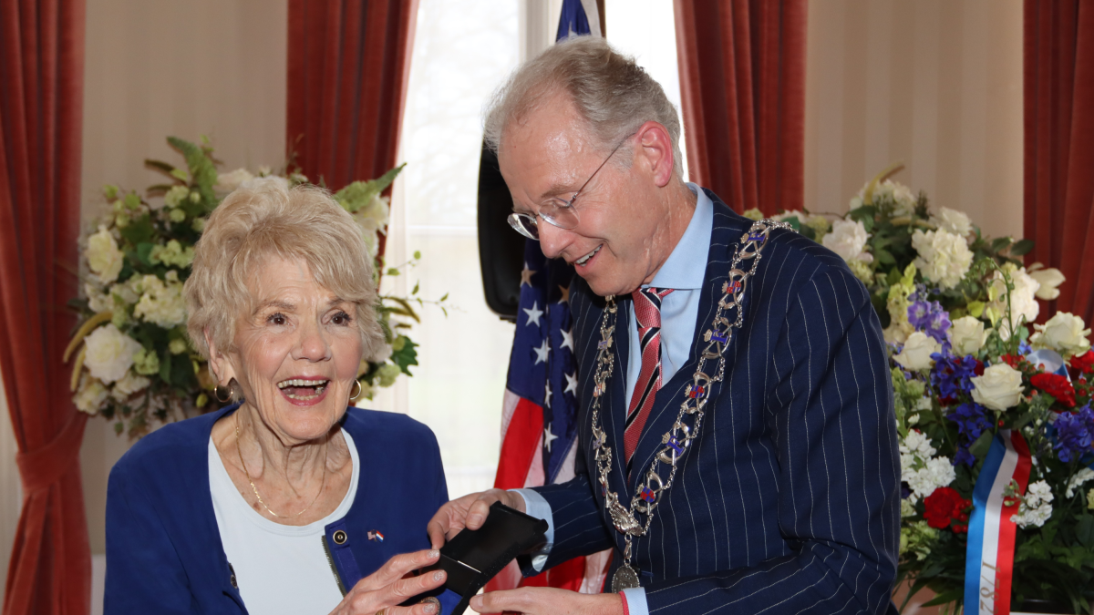 Gemeentelijke legpenning voor Roberta Enschede