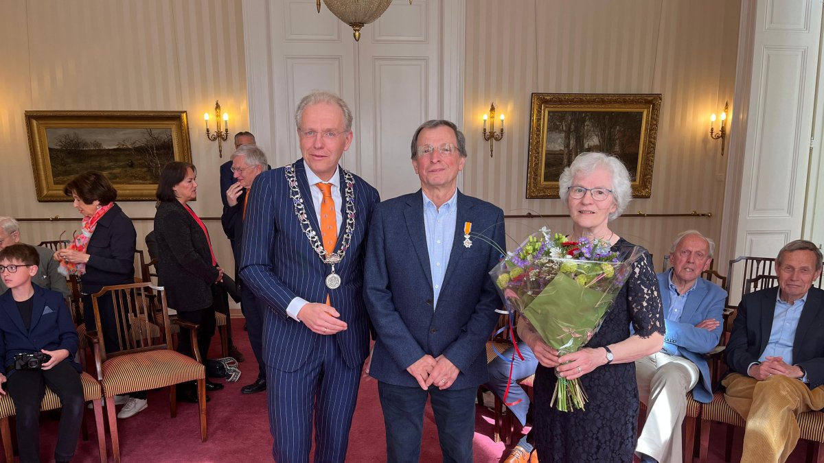 Lintjesregen vrijdag 24 april 2026: Burgemeester Leendert de Lange reikte zes koninklijke onderschei