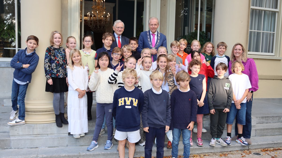 Kinderen van de Bloemcampschool genieten van burgemeestersontbijt op Raadhuis De Paauw