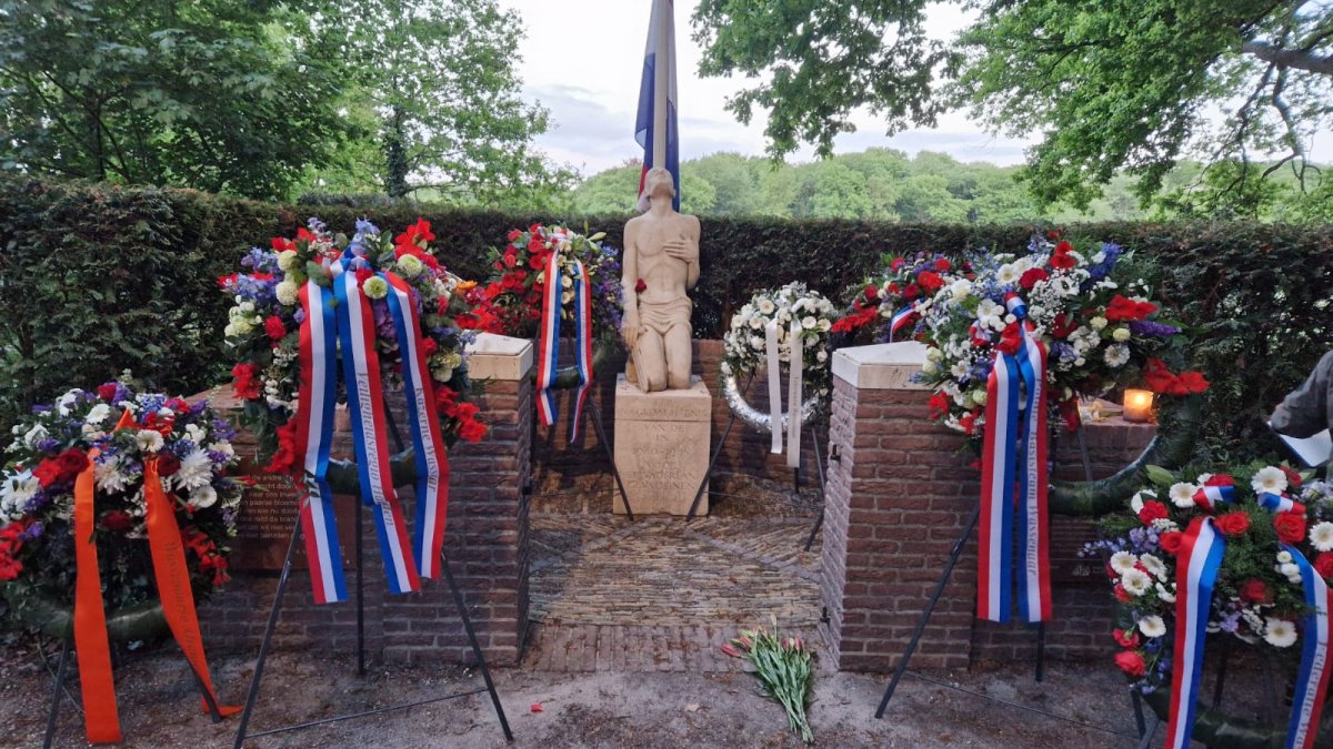 Herdenking 4 mei bij oorlogsmonument Schouwweg en op Waalsdorpervlakte