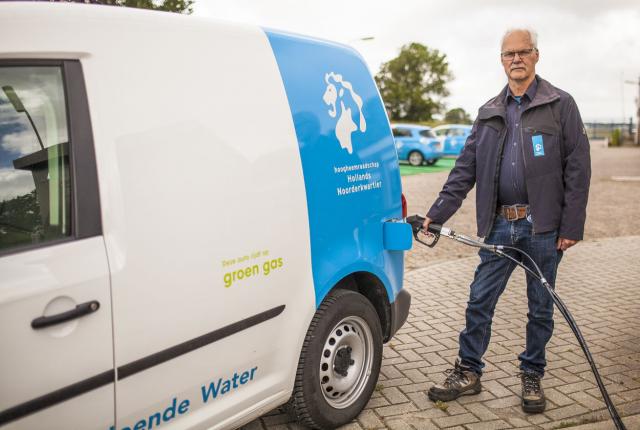 Bedrijfsauto wordt afgetankt met biogas