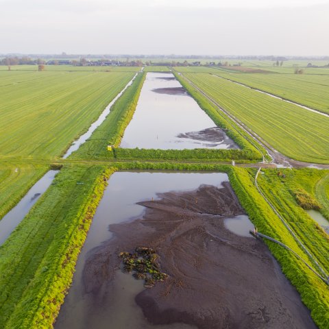 baggerdepot in een weiland waar verse bagger instroomt