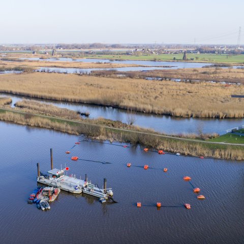 Een voorbeeld van een boot met snijkopzuiger die in het water ligt bij Kinderdijk