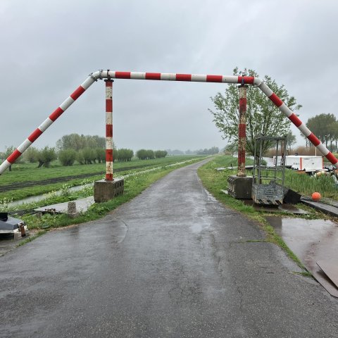 Een weg met een zogenaamde pijpenbrug om wegafsluitingen te vermijden