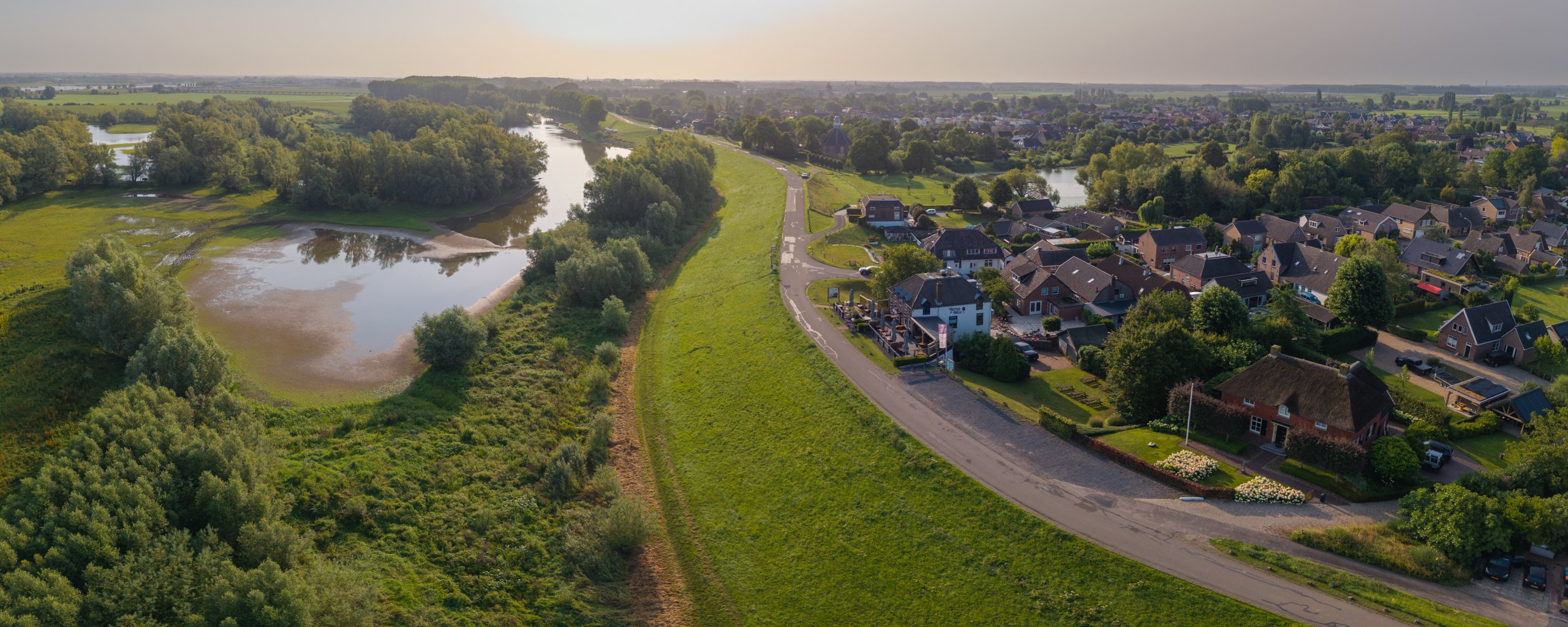 Zuidelijke Waaldijk tussen Boven-Leeuwen en Dreumel