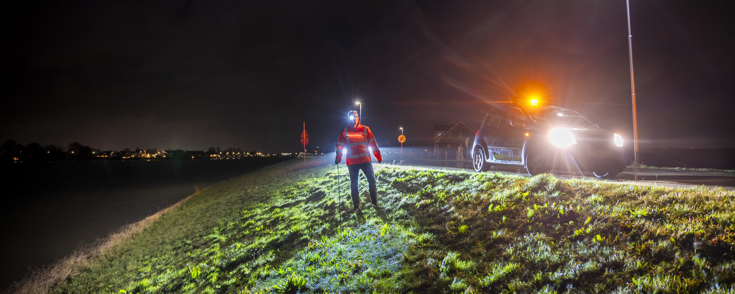 Dijkbeheerders Ad en Adrie zijn op pad geweest om de dijken tussen Gorinchem en Nieuwpoort te inspecteren. 