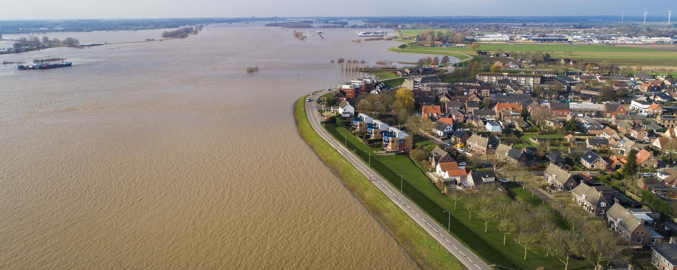 Hoog water tegen de dijk