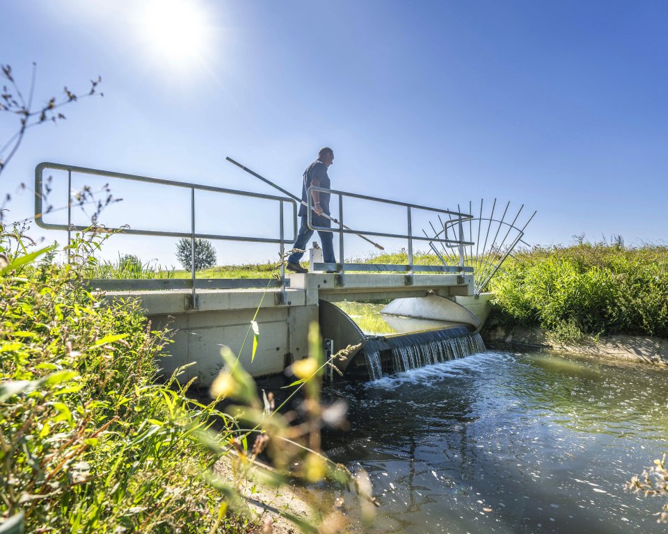 Water stroomt over een stuw