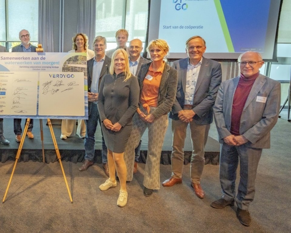 Deelnemers aan het Verdygo coöperatief ondertekenen samen.