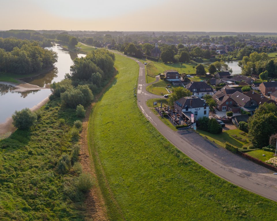 Zuidelijke Waaldijk tussen Boven-Leeuwen en Dreumel