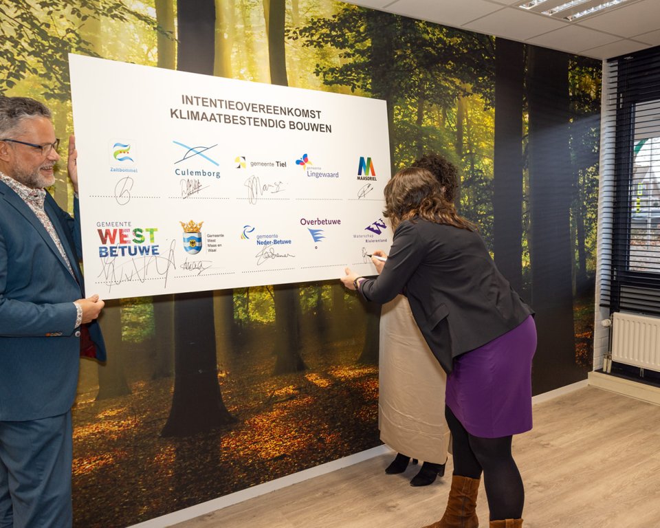 Heemraad Esther Groenenberg ondertekent intentieovereenkomst namens Waterschap Rivierenland