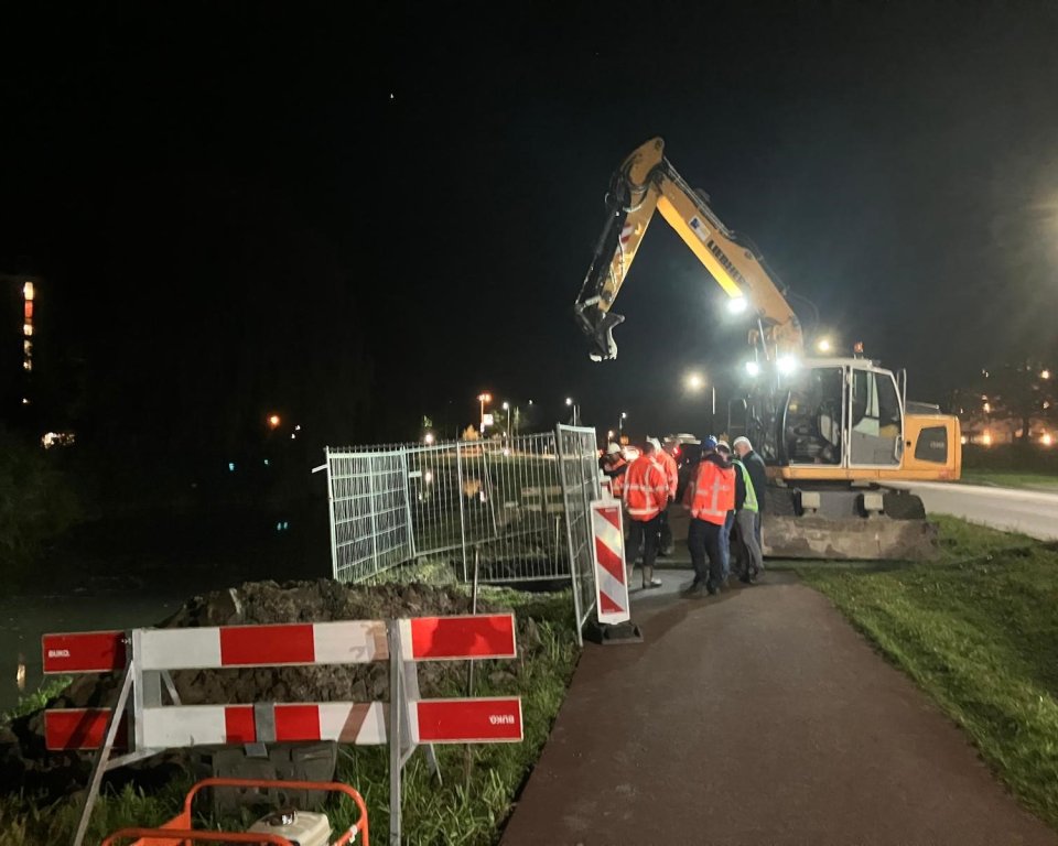 Graafmachine is in Tiel aan het werk bij een persleiding