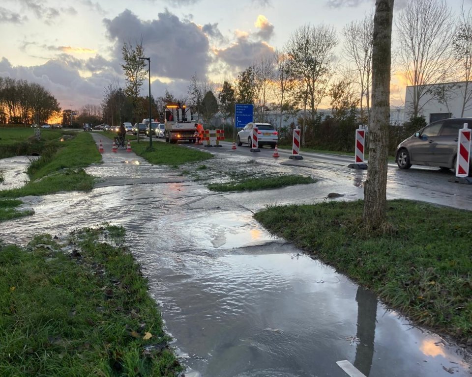 Situatie met rioolwater op straat en wegafzetting
