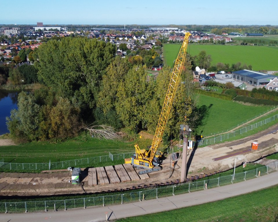 Elektrische kraan bij dijkversterking