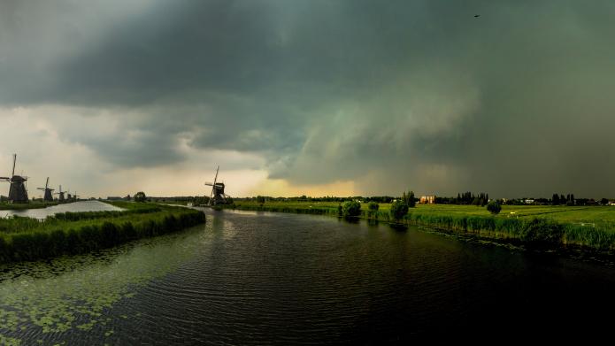 foto onweersbui bij Kinderdijk