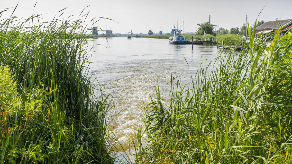 Beperkte inlaat van water in Kinderdijk bij springvloed