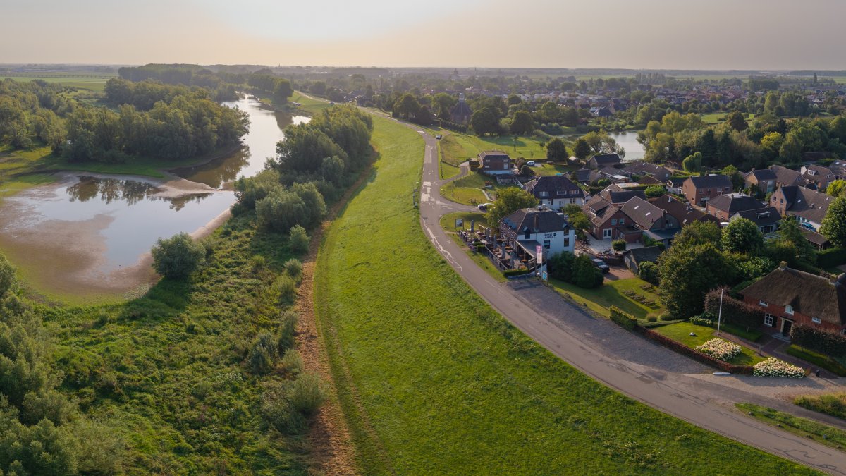 Waterschap Rivierenland onderzoekt dijk op sterkte en veiligheid tussen Boven-Leeuwen en Dreumel