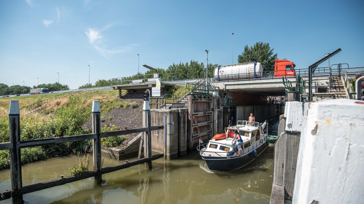 Peulensluis Hardinxveld-Giessendam tijdelijk gestremd door defect