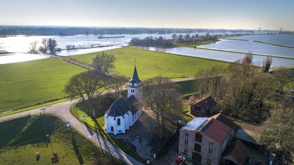 De kerk van Slijk-Ewijk en de Loenensche Buitenpolder. (Peter Venema)