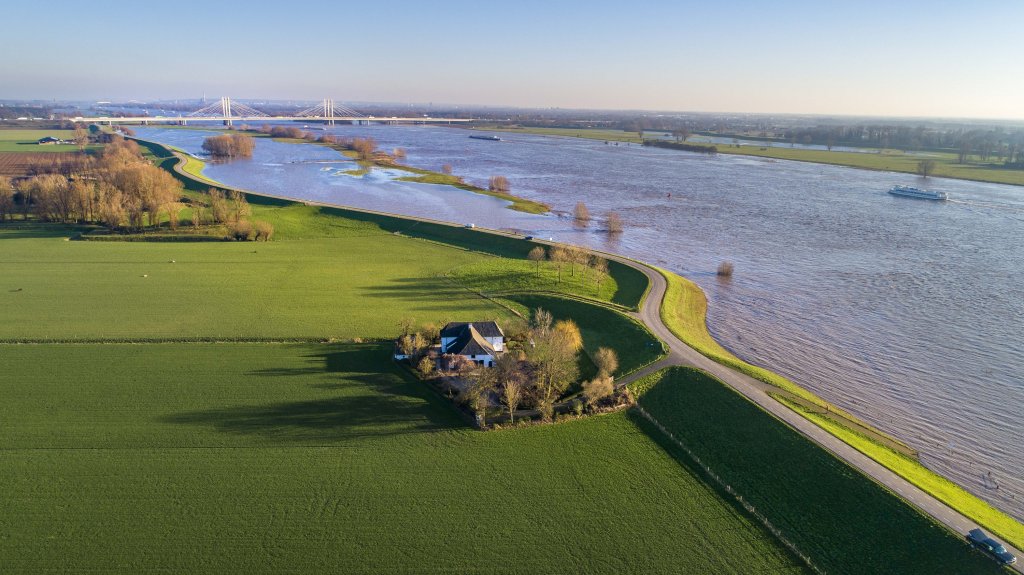 Waaldijk bij Wolferen, met de Tacitusbrug en Nijmegen. (Peter Venema)