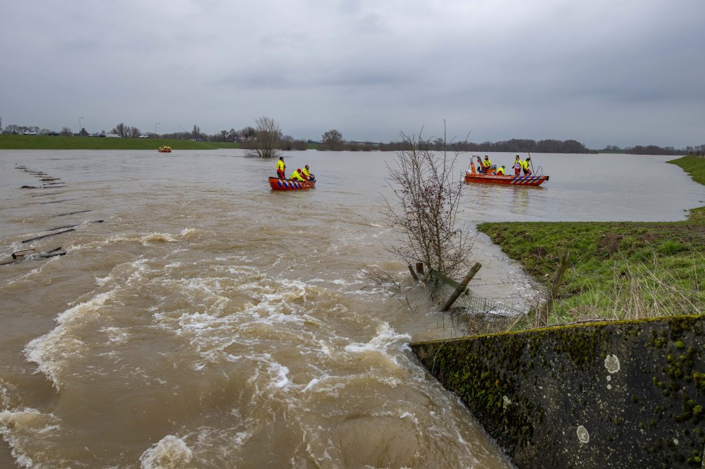Reddingsbrigade oefent in de Ochtense Buitenpolder. (Peter Venema)