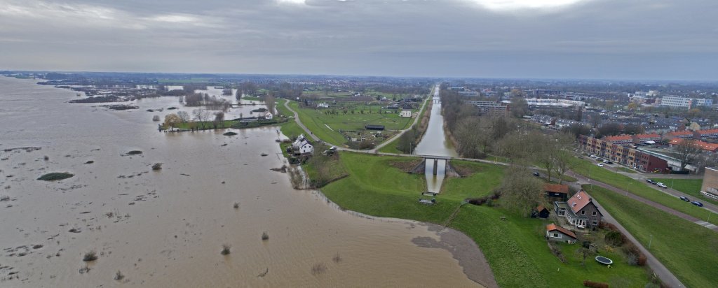 Ophemertsedijk en het Inundatiekanaal bij Tiel. (August Swietkowiak)